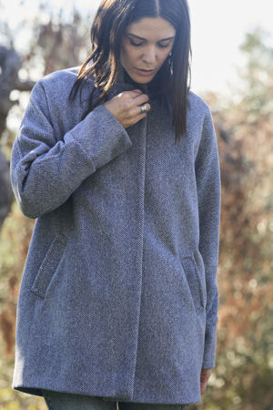 Picture of the "cocoon" coat in bue grey herringbone