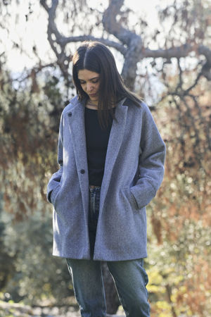 Picture of the "cocoon" coat in bue grey herringbone