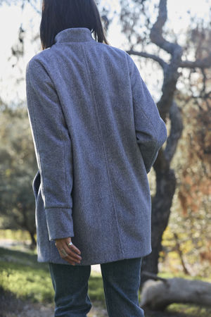 Picture of the "cocoon" coat in bue grey herringbone