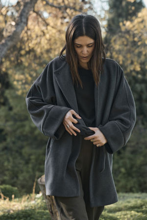 Picture of the "Kimono" coat in grey black herringbone