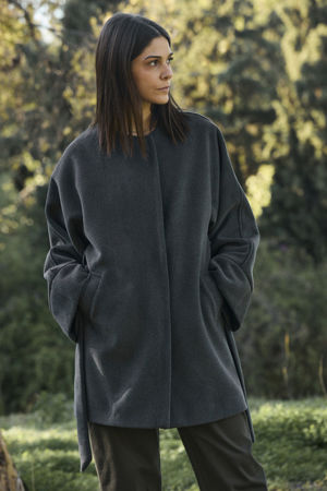 Picture of the "Kimono" coat in grey black herringbone