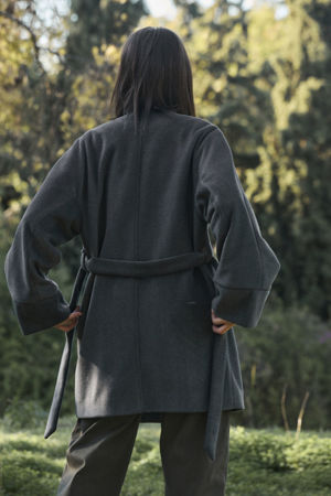 Picture of the "Kimono" coat in grey black herringbone