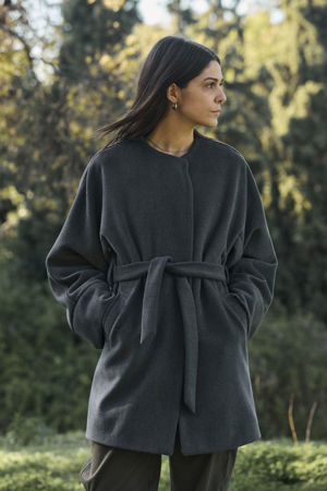 Picture of the "Kimono" coat in grey black herringbone