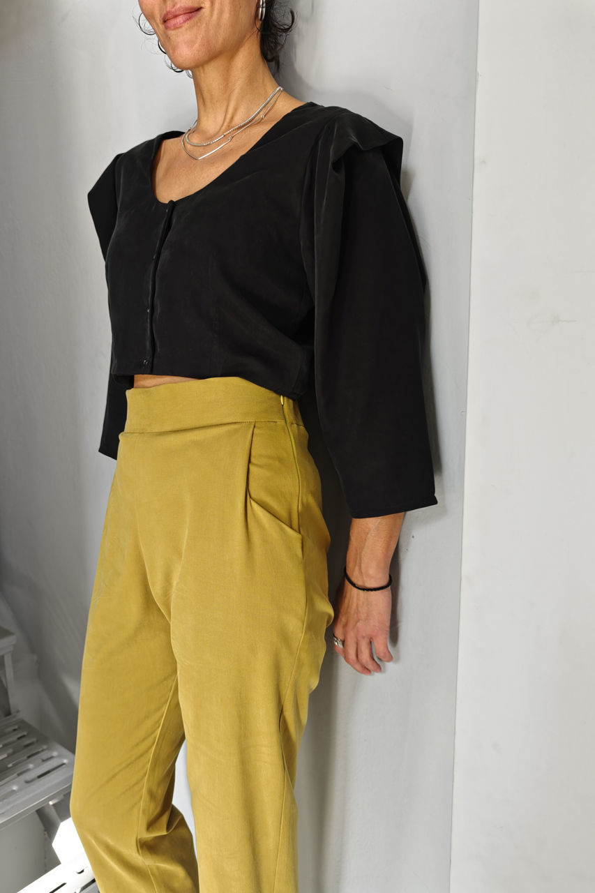 Picture of pleated pocket pants in lime