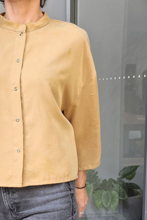 Picture of oversized mao shirt in gold ochre