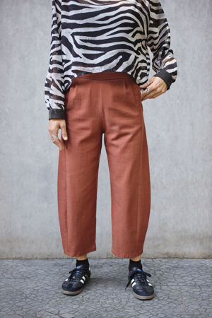 Picture of pleat  barrel pants in paprika